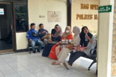 Beberapa orang korban saat berada di Sentra Pelayanan Kepolisian Terpadu (SPKT) Polres Malang untuk laporan (23/5/2025) (Foto: Abdullah/tagarjatim.id)