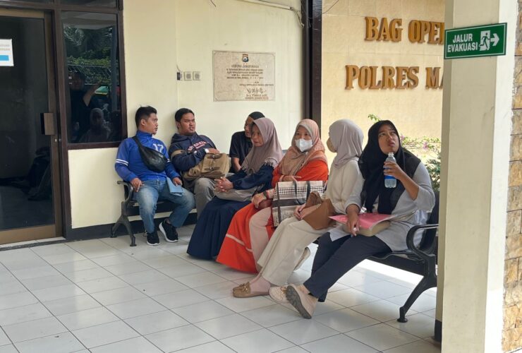 Beberapa orang korban saat berada di Sentra Pelayanan Kepolisian Terpadu (SPKT) Polres Malang untuk laporan (23/5/2025) (Foto: Abdullah/tagarjatim.id)