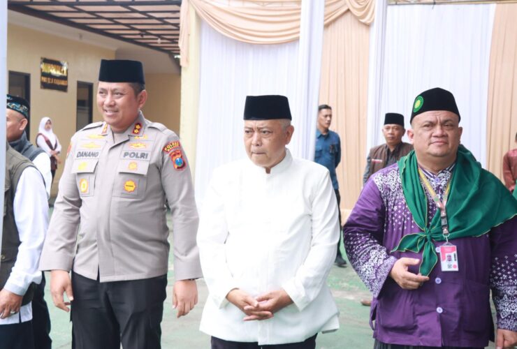 Bupati Malang Sanuai didampingi Forkopimda Kabupaten Malang saat melapas Jamaah Calon Haji (25/5/2025) (Dok. Humas Pemkab Malang)