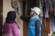 Promo Tambah Daya Diserbu Warga Jatim, Lebih dari 9.000 Pelanggan Manfaatkan Program “Bangkit Lebih Terang” 13 Petugas resmi dari PLN tengah mengecek hasil upgrade data di rumah pelanggan. (Foto : Istimewa)
