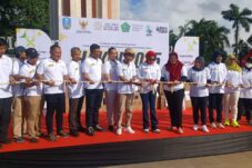 Pemkab Sidoarjo dan KI Jatim bersama warga Sidoarjo meriahkan peringatan puncak HAKIN 2025 di depan Monumen Jayandaru, Sidoarjo, Minggu (25/5/2025). (Foto : Eleanor/tagarjatim.id)