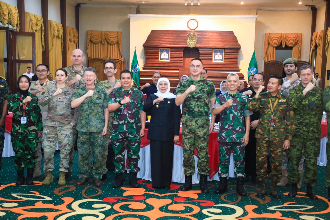 Gubernur Jatim Khofifah Indar Parawansa bersama atase Pertahanan 17 Negara dunia saat berada di Gedung Negara Grahadi, Senin (26/5/2025). (Foto : Eleanor/tagarjatim.id)