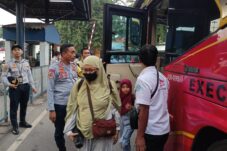 Razia Ketat di Terminal Purabaya, 40 Bus Langgar Aturan Hingga Ada yang Nekat Masuk Meski Tanpa Trayek 6 Pengawas Satpel Terminal Tipe A Purabaya Ahmad Badik tengah melakukan pemeriksaan pada armada bus yang masuk ke terminal Bungurasih, Kamis (29/5/2025). (Foto : Eleanor)