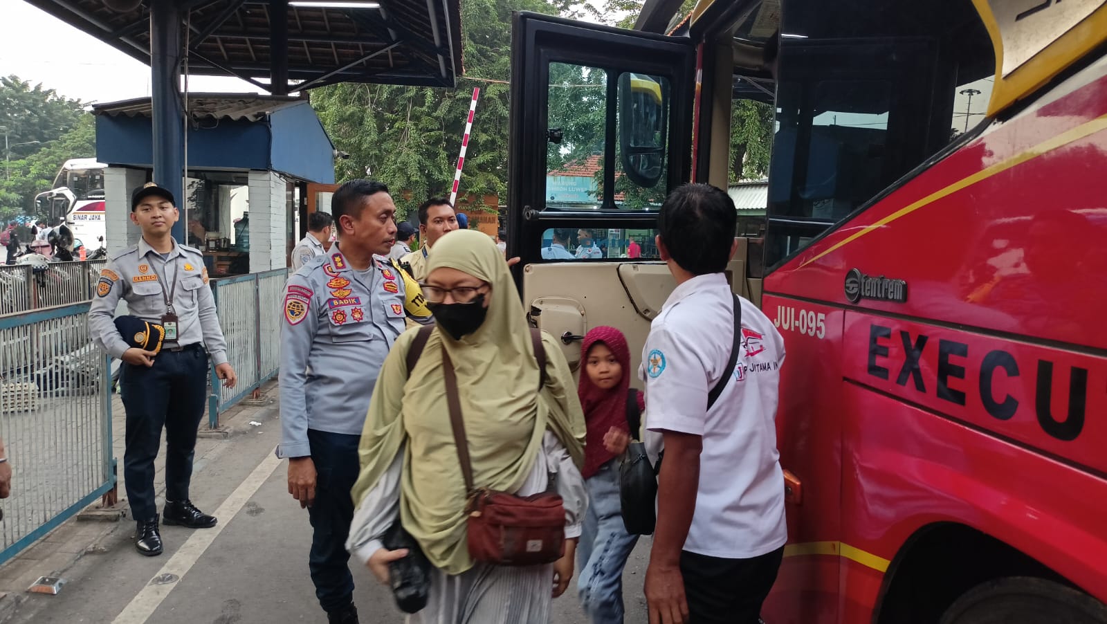 Pengawas Satpel Terminal Tipe A Purabaya Ahmad Badik tengah melakukan pemeriksaan pada armada bus yang masuk ke terminal Bungurasih, Kamis (29/5/2025). (Foto : Eleanor)