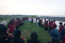 Refleksi 19 Tahun Lumpur Lapindo, IMM Desak Relokasi Warga dan Atasi Penurunan Tanah 5 Puluhan anggota IMM berorasi di tanggul penahan lumpur sebagai bagian dari refleksi 19 tahun semburan lumpur lapindo, Kamis (29/5/2025). (Foto : Eleanor)