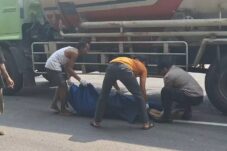 Proses vakuasi korban yang ada di bawah kolong truk. (Foto: Sapari/tagarjatim.id/