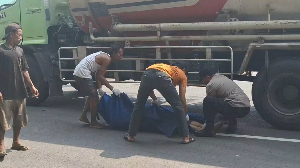 Proses vakuasi korban yang ada di bawah kolong truk. (Foto: Sapari/tagarjatim.id/