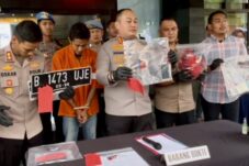 Kapolresta Malang Kota menunjukkan barang bukti senjata tajam yang digunakan pelaku saat menculik korban (A.Malik/ Tagarjatim.id)