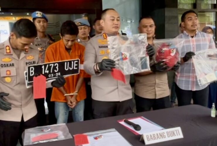 Kapolresta Malang Kota menunjukkan barang bukti senjata tajam yang digunakan pelaku saat menculik korban (A.Malik/ Tagarjatim.id)