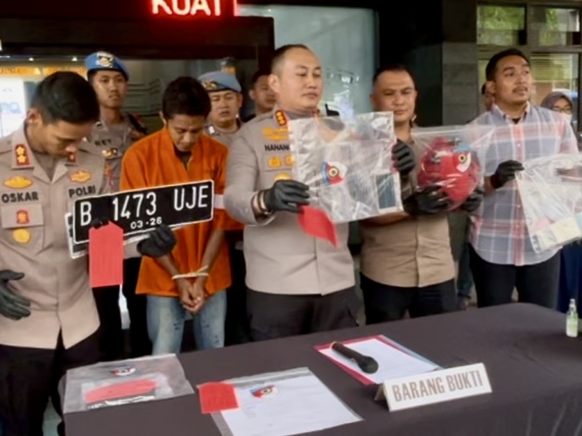 Kapolresta Malang Kota menunjukkan barang bukti senjata tajam yang digunakan pelaku saat menculik korban (A.Malik/ Tagarjatim.id)