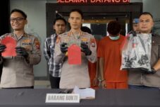 Polisi menunjukkan barang bukti pelemparan batu di Jalan Veteran Kota Malang (A.Malik/tagarjatim.id)