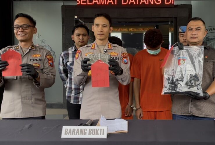Polisi menunjukkan barang bukti pelemparan batu di Jalan Veteran Kota Malang (A.Malik/tagarjatim.id)
