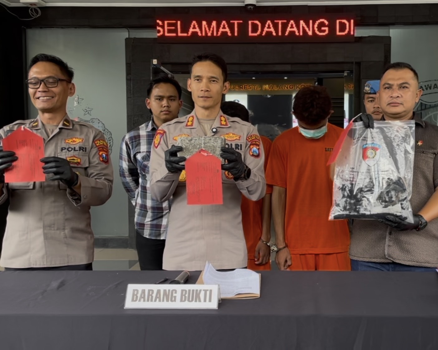 Polisi menunjukkan barang bukti pelemparan batu di Jalan Veteran Kota Malang (A.Malik/tagarjatim.id)