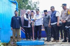 Gubernur Jatim Khofifah Indar Parawansa bersama Bupati Malang Sanusi dan jajaran OPD beserta tokoh masyarakat saat membuka kran Sistem Penyediaan Air Minum (SPAM) secara simbolis, di Desa Klampok, Kecamatan Singosari, Kabupaten Malang.
