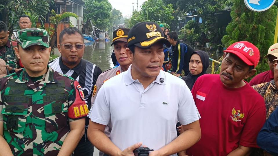 Bupati Subandi Ungkap Akar Masalah Banjir di Perum Pejaya Anugrah Sidoarjo 15 Bupati Sidoarjo Subandi menjelaskan jika pihaknya memiliki keterbatasan saat akan menangani banjir di Perum Pejaya Anugrah usai pengembang tak serahkan fasum, Selasa (13/5/2025). (Foto : Eleanor/tagarjatim.id)