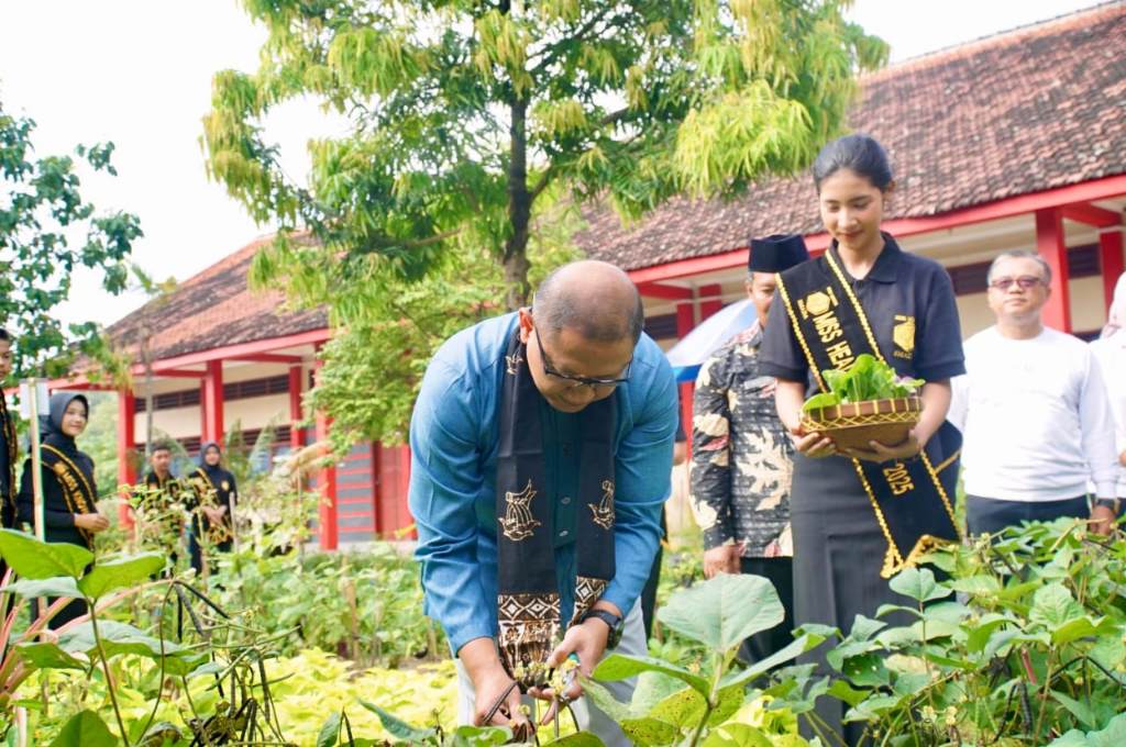 Kadindik Jatim Aries Agung Paewai turut memanen tanaman hasil tanaman siswa di SMAN 2 Ngawi, Selasa (13/5/2025) (Foto : Istimewa)