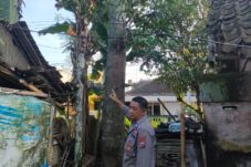 Cinta Tak Direstui Keluarga, Pemuda di Jember Gantung Diri 9 Aparat dari Polsek Jenggawah usai melakukan evakuasi jenazah dan olah TKP kasus dugaan bunuh diri. (Istimewa)