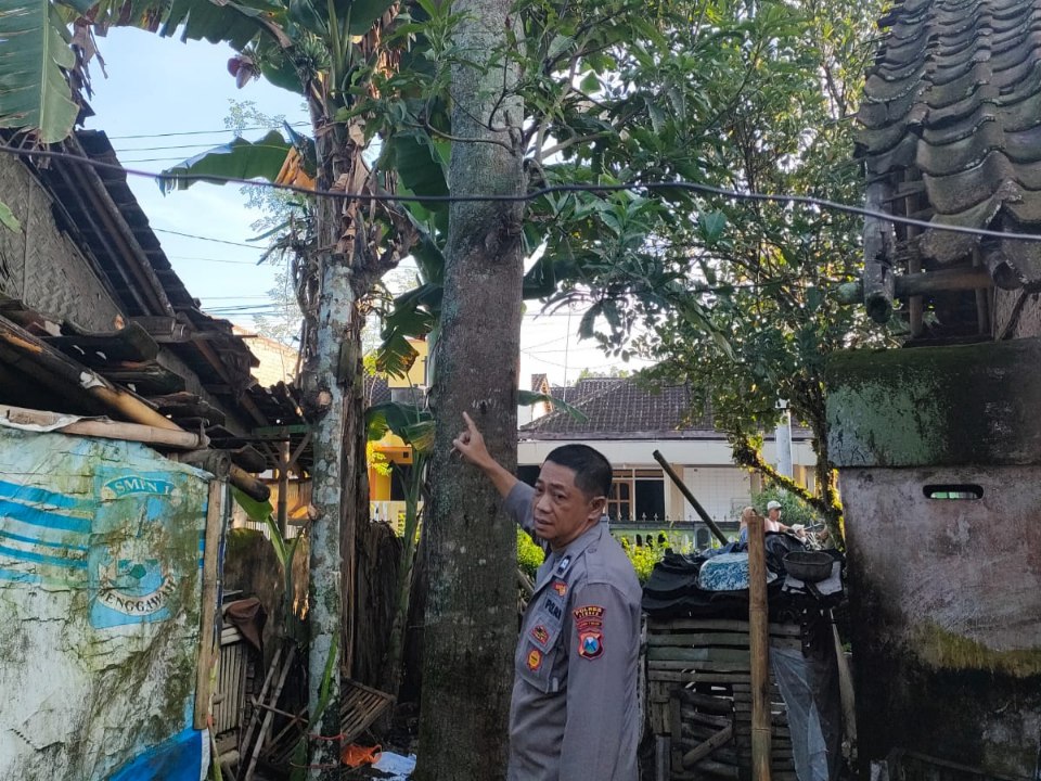 Aparat dari Polsek Jenggawah usai melakukan evakuasi jenazah dan olah TKP kasus dugaan bunuh diri. (Istimewa)