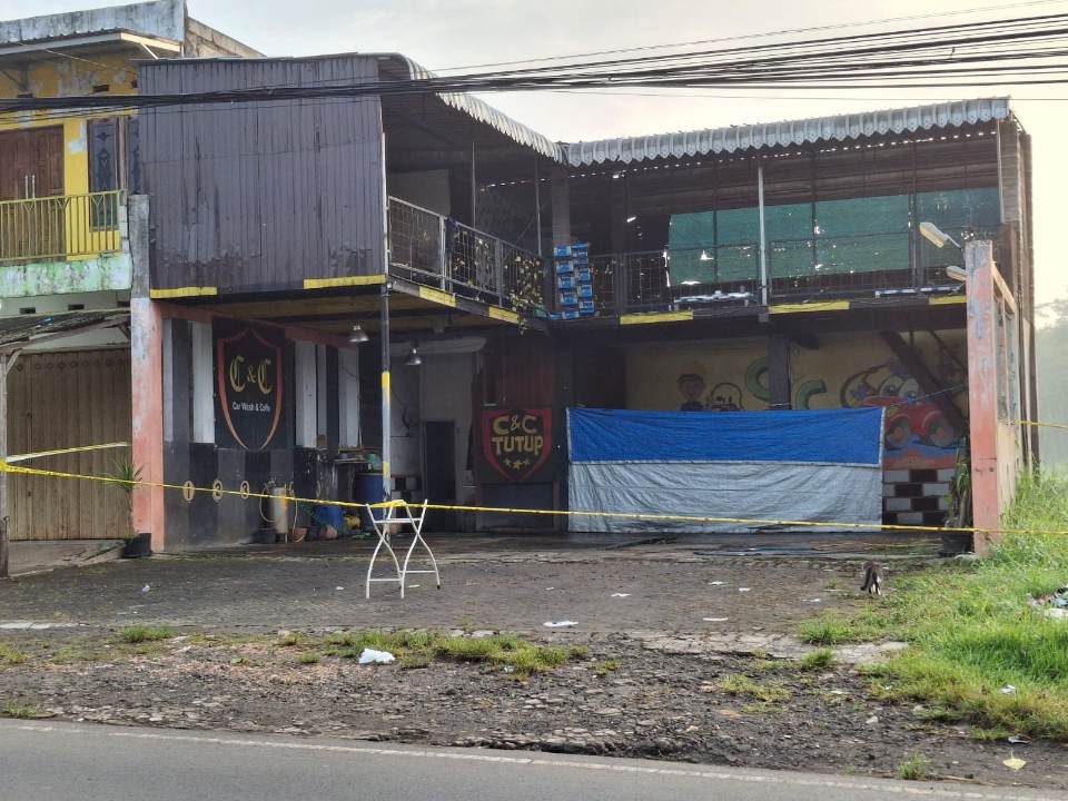 Pemuda di Malang Ditemukan Tewas, Diduga Korban Pembunuhan 9 Tempat Kejadian Perkara (TKP) masih terpasang garis polisi (17/5/2025) (Foto: Abdullah/tagarjatim.id)