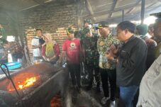 Bupati Sidoarjo Subandi saat sidak di tempat produksi UMKM penggorengan tahu yang memakai limbah B3 untuk bahan bakar, Minggu (18/5/2025). (Foto : Eleanor)