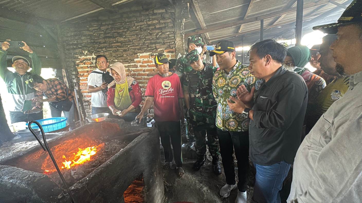 Bupati Sidoarjo Subandi saat sidak di tempat produksi UMKM penggorengan tahu yang memakai limbah B3 untuk bahan bakar, Minggu (18/5/2025). (Foto : Eleanor)