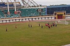 Pertandingan antara tim sepak bola Banyuwangi dan Situbondo berakhir dengan skor 6-1 diiringi hujan deras di Pra Porprov Jatim IX Cabor Sepak Bola. (Foto: Adi Permana/ tagarjatim.id)