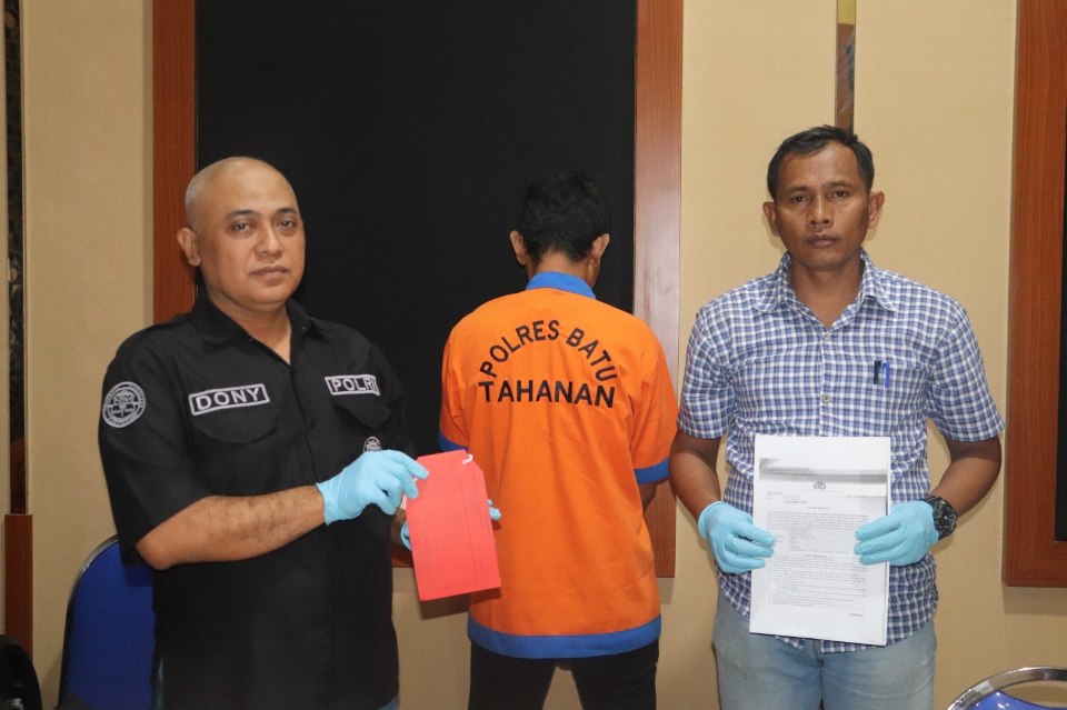 Tersangka perampasan HP usai ditangkap Satreskrim Polres Batu. (Foto: Moch. Firman/tagarjatim.id)