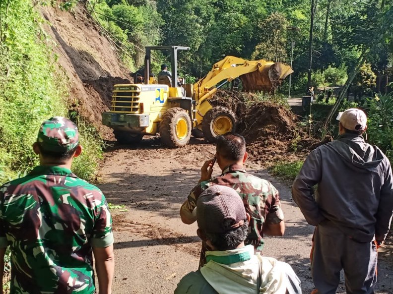 Akses utama menuju Giri Pura Arjuna di Kota Batu tertutup material longsor.