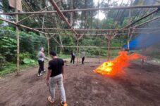 Petugas Kepolisian dari Polsek Gedangan saat membongkar lokasi sabung ayam, Kamis (22/5/2025) (Dok. Humas Polres Malang)