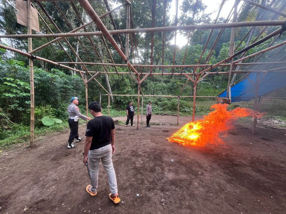 Petugas Kepolisian dari Polsek Gedangan saat membongkar lokasi sabung ayam, Kamis (22/5/2025) (Dok. Humas Polres Malang)