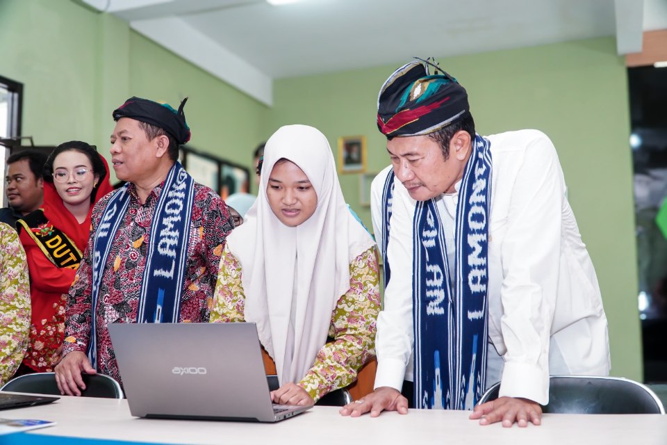 siswa mengunakan digital system pembelajaran STEAM, Bupati lamongan melihat pembelajaran STEAM(istimewa)