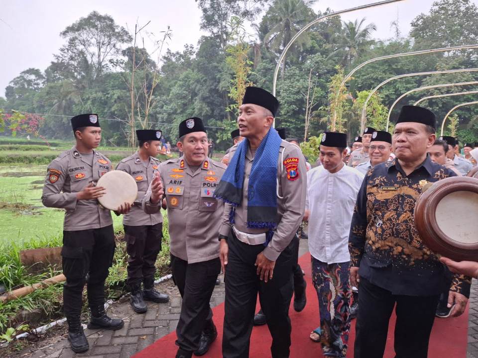 Dirlantas Polda Jatim Kombes Pol Iwan Saktiadi saat tiba di lokasi taman lalu lintas WBB Blitar didampingi Kapolres Blitar AKBP Arif Fazlurrahman ( Novianto, tagarjatim.id)
