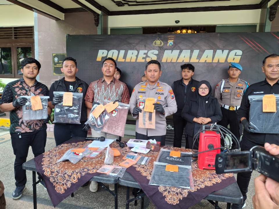 Kapolres Malang AKBP Danang Setiyo. PS. bersama Kasatreskrim Polres Malang AKP Muchammad Nur saat konferensi pers di Polres Malang, Jumat (23/5/2025) (Foto: Abdullah/tagarjatim.id)