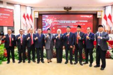Gubernur Jatim Khofifah Indar Parawansa bersama jajaran direksi dan komisaris baru Bank Jatim. (Foto : Istimewa)