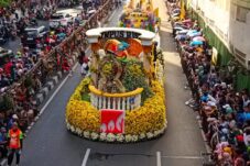 Surabaya Vaganza 2025 Usung Cerita Rakyat, Wali Kota Eri: Ini Pelajaran Berharga untuk Anak Cucu 15 Keindahan rangkaian bunga semarakkan Surabaya Vaganza saat melintas di Jalan Tunjungan, Minggu (25/5/2025). (Foto : Eleanor)