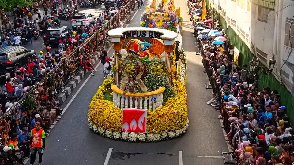 Keindahan rangkaian bunga semarakkan Surabaya Vaganza saat melintas di Jalan Tunjungan, Minggu (25/5/2025). (Foto : Eleanor)