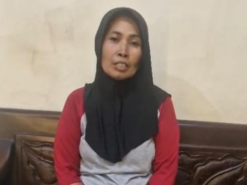 Korban Rofiatin saat berada di Polsek Bululawang (25/5/2025) (Dok. Humas Polres Malang)