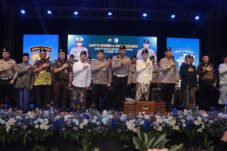 Gus Iqdam Ajak Para Santri Tertib Lalu Lintas Agar Aman dan Selamat 14 Gus Iqdam usai memberikan tauziah kepada santri, bersama Dirlantas Polda Jatim Kombes Iwan Saktiadi, Kapolres Blitar AKBP Arif Fazlurrahman dan pejabat utama polres blitar swrta jajaran samping. (dok Polres Blitar untuk tagarjatim.id)