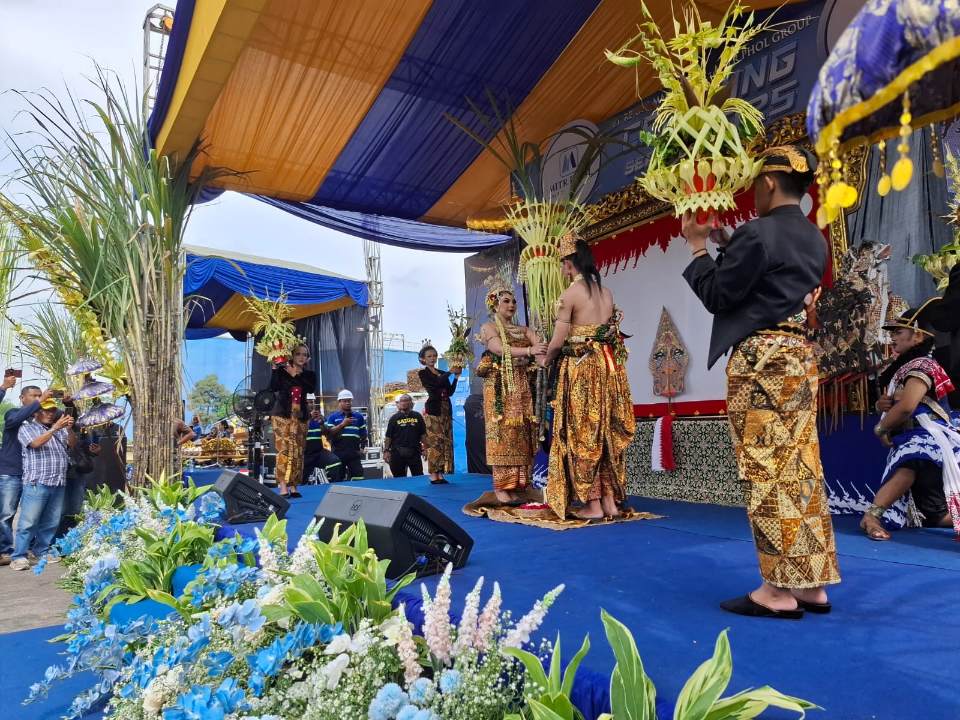 Tradisi temu manten tebu, dua tebu laki dan perempuan, dipertemukan di layaknya pengantin sungguhan sebagai pertanda dimulainya musim giling di PG RMI Blitar tahun ini (Novianto, tagarjatim.id)