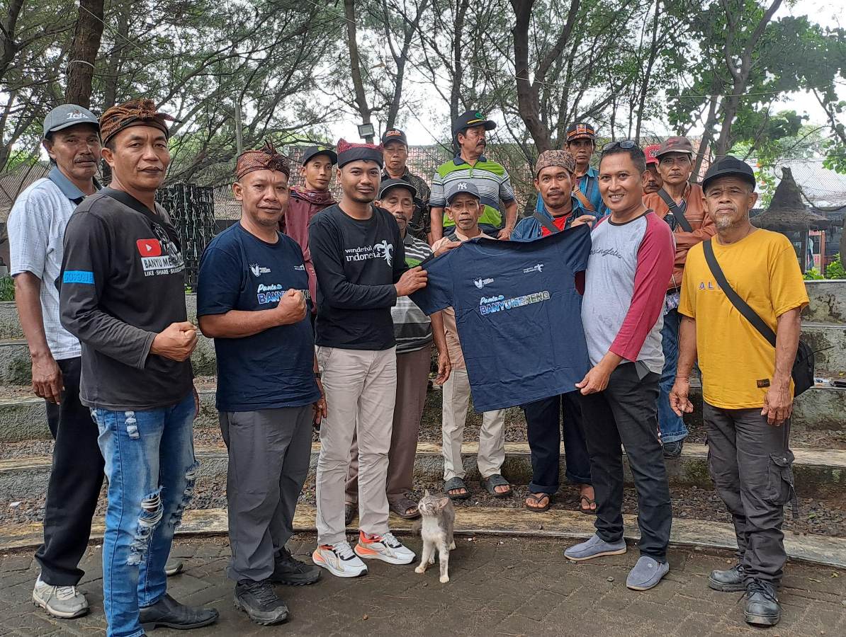 Pengelola pantai 3 in 1 Malang saat foto bersama dengan perwakilan Pengelola Pantai Bangsring Underwater Banyuwangi
