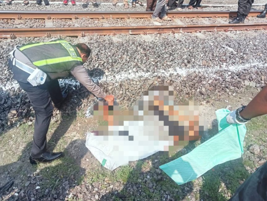 Petugas tandai lokasi korban tewas tertabrak KA Sri Tanjung di Sidoarjo usai menerobos palang, Rabu (28/5/2025). (Foto : Eleanor)