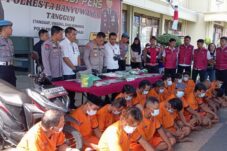 Para tersangka peredaran narkoba saat dihadirkan di Mapolresta Banyuwangi. (Istimewa)