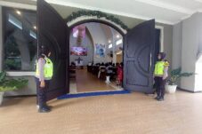 Petugas Kepolisian saat melaksanakan pengamanan kegiatan ibadah Kenaikan Isa Almasih di gereja dan rumah ibadah, Kamis (29/5/2025) (Dok. Humas Polres Malang)