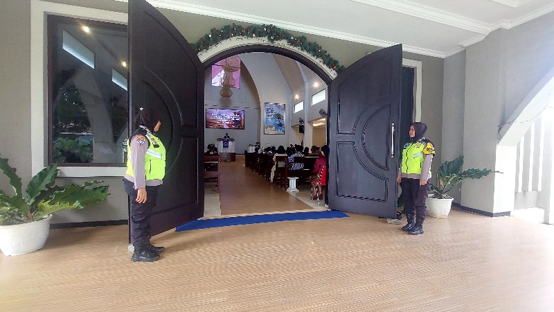 Petugas Kepolisian saat melaksanakan pengamanan kegiatan ibadah Kenaikan Isa Almasih di gereja dan rumah ibadah, Kamis (29/5/2025) (Dok. Humas Polres Malang)