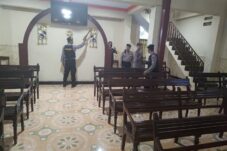 Pemeriksaan dengan mengunakan metal ditektor yang dilakukan oleh petugas Kepolisian di sejumah gereja, Kamis (29/5/2025) (Dok. Humas Polres Malang)