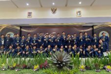 Siswa SMA Al Hikmah International Islamic Boarding School (IIBS) Batu, Jawa Timur, berfoto bersama usai prosesi wisuda. (Istimewa)