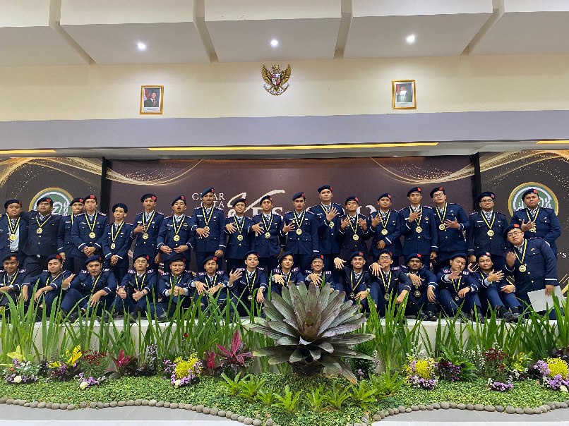 Siswa SMA Al Hikmah International Islamic Boarding School (IIBS) Batu, Jawa Timur, berfoto bersama usai prosesi wisuda. (Istimewa)