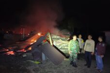 Ketegangan Warga Desa di Ijen Bondowoso dengan PTPN: 3 Prajurit TNI Disandera, 1 Terluka 7 Personel Polres Bondowoso dan TNI saat berupaya mengurai pohon yang ditebang sebagai bentuk protes warga Desa Kaligedang, Kecamatan Ijen, Bondowoso. (Istimewa/ Humas Polres Bondowoso)