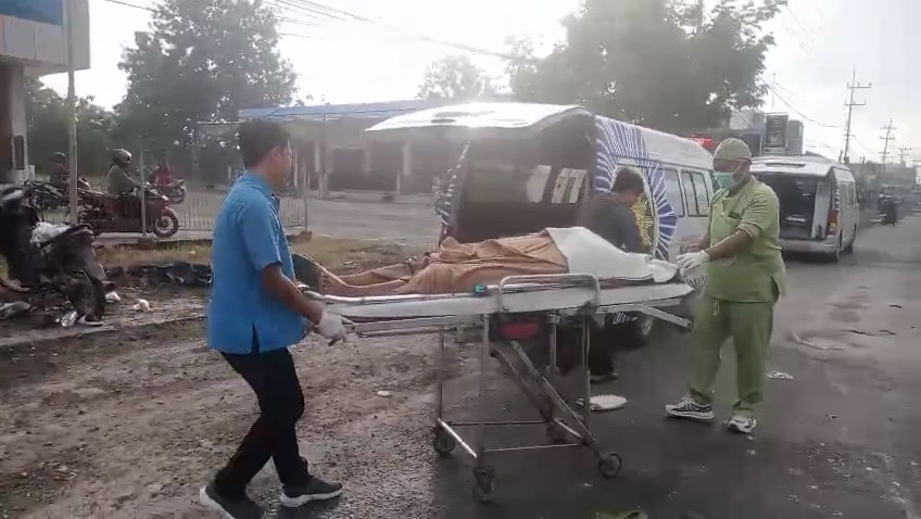 Korban di evakuasi dan sepeda motor korban di amankan polisi