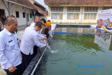 Dukung Ketahanan Pangan, LPKA Kelas I Blitar Tebar 4 Ribu Benih Ikan